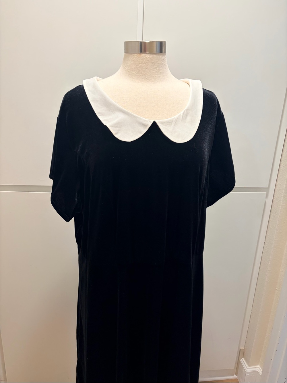 Hot Topic Black Velvet Midi Dress with White Peter Pan Collar
